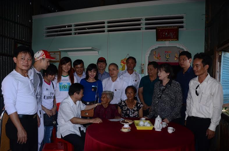 Chương[-]trình[-]“Nghĩa[-]tình[-]Côn[-]Đảo”[-]hưởng[-]ứng[-]Tuần[-]lễ[-]Biển[-]và[-]Hải[-]đảo[-]Việt[-]Nam[-]2016